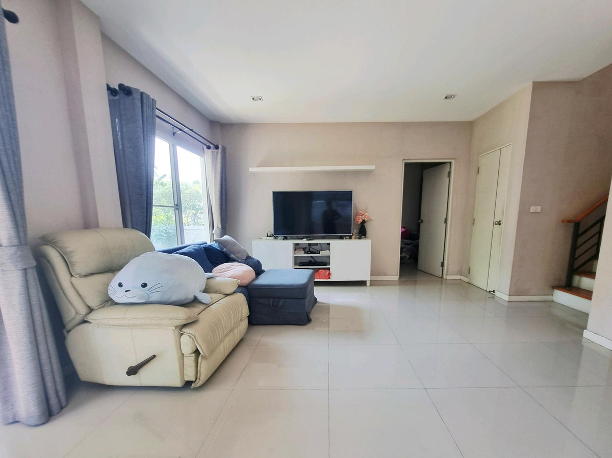 For RentHouseRama5, Ratchapruek, Bangkruai : Single house for rent, Casa Ville Ratchaphruek-Chaengwattana Village, 4 bedrooms, every room has its own bathroom. Good location opposite Robinson department store. Near Denla International Next to Ratchaphruek-Chaengwattana Road.