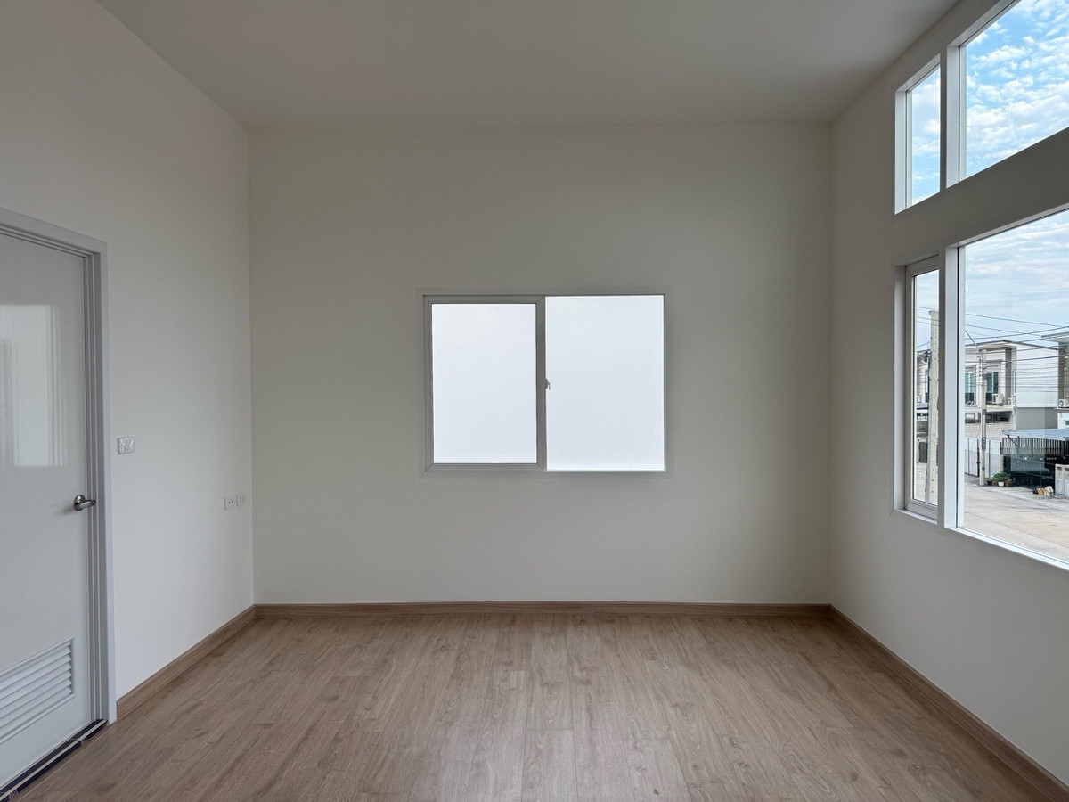 ขายทาวน์โฮมมีนบุรี-ร่มเกล้า : ทาวน์โฮมใหม่ 2 ชั้น แปลงมุมที่ดินใหญ่ โครงการ Casa City รามคำแหง-มิสทีน 
ทำเลดี 5 นาที ถึง MRT สายสีส้ม 