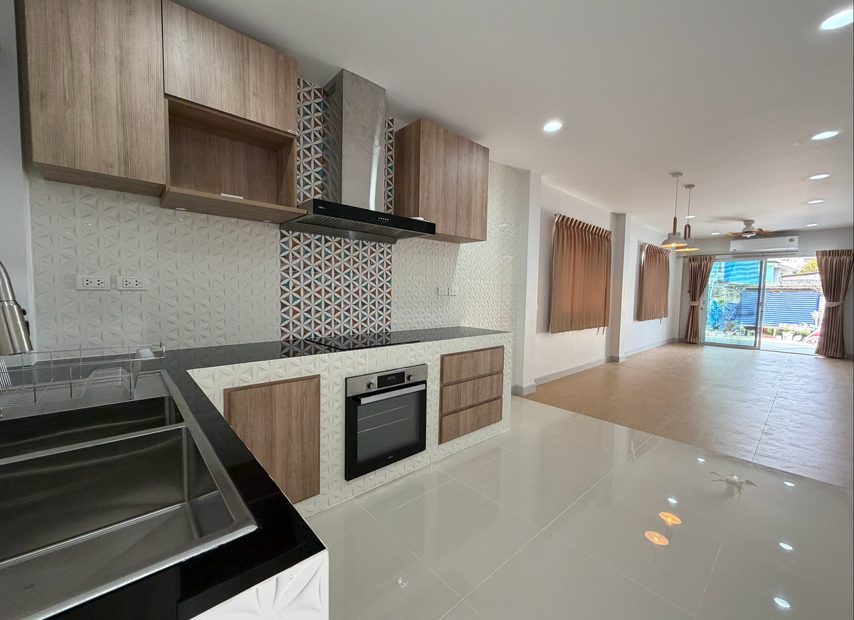 อ่อนนุช อุดมสุข : ขาย / ให้เช่า บ้านแฝดใหม่มือหนึ่ง ไม่มีเฟอร์นิเจอร์ อ่อนนุช 40