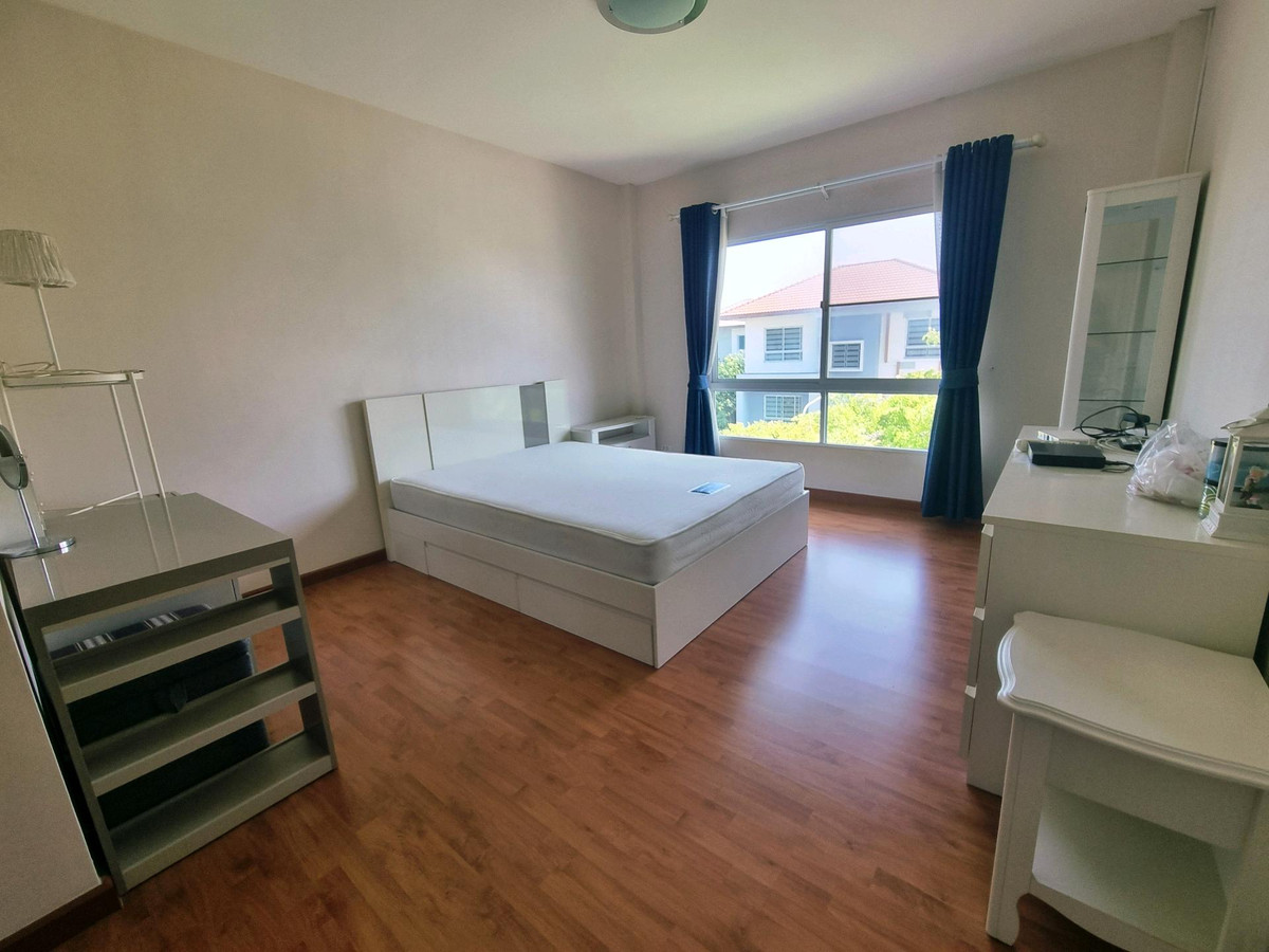 For RentHouseRama5, Ratchapruek, Bangkruai : Single house for rent, Casa Ville Ratchaphruek-Chaengwattana Village, 4 bedrooms, every room has its own bathroom. Good location opposite Robinson department store. Near Denla International Next to Ratchaphruek-Chaengwattana Road.