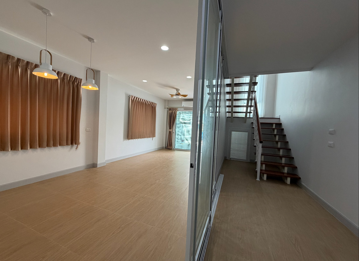 อ่อนนุช อุดมสุข : ขาย / ให้เช่า บ้านแฝดใหม่มือหนึ่ง ไม่มีเฟอร์นิเจอร์ อ่อนนุช 40