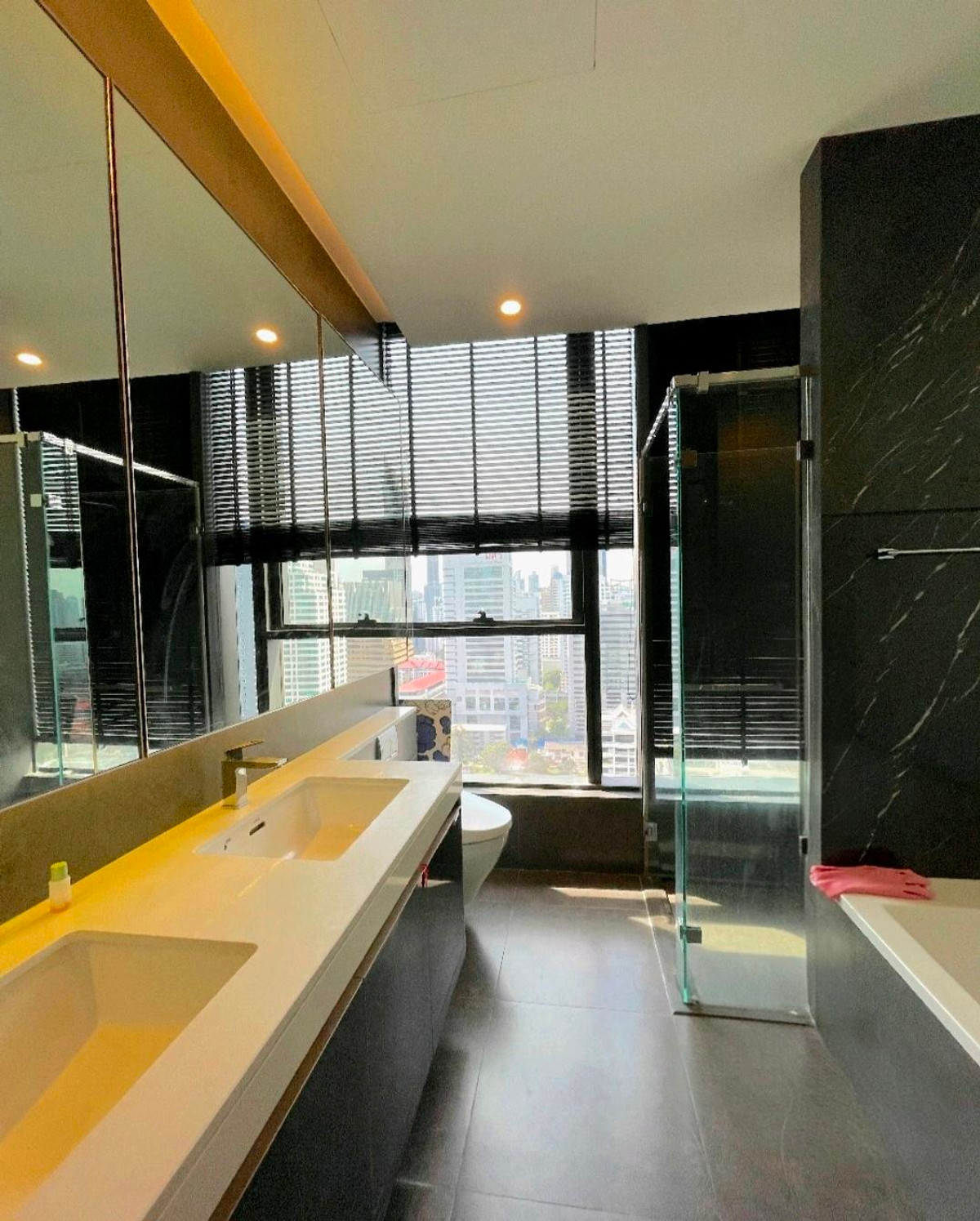 ขายคอนโดพระราม 9 เพชรบุรีตัดใหม่ RCA : (For Sale at Loss🔥) 📍The Esse at Singha Complex | High-Floor 2BR 77sqm | Only 19.99 MB (🔥 257k THB/sq.m. 🔥)