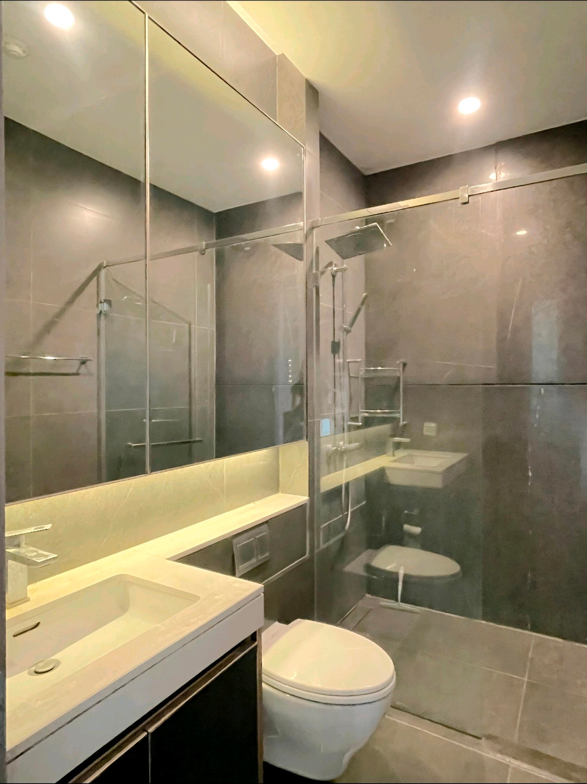 ขายคอนโดพระราม 9 เพชรบุรีตัดใหม่ RCA : (For Sale at Loss🔥) 📍The Esse at Singha Complex | High-Floor 2BR 77sqm | Only 19.99 MB (🔥 257k THB/sq.m. 🔥)