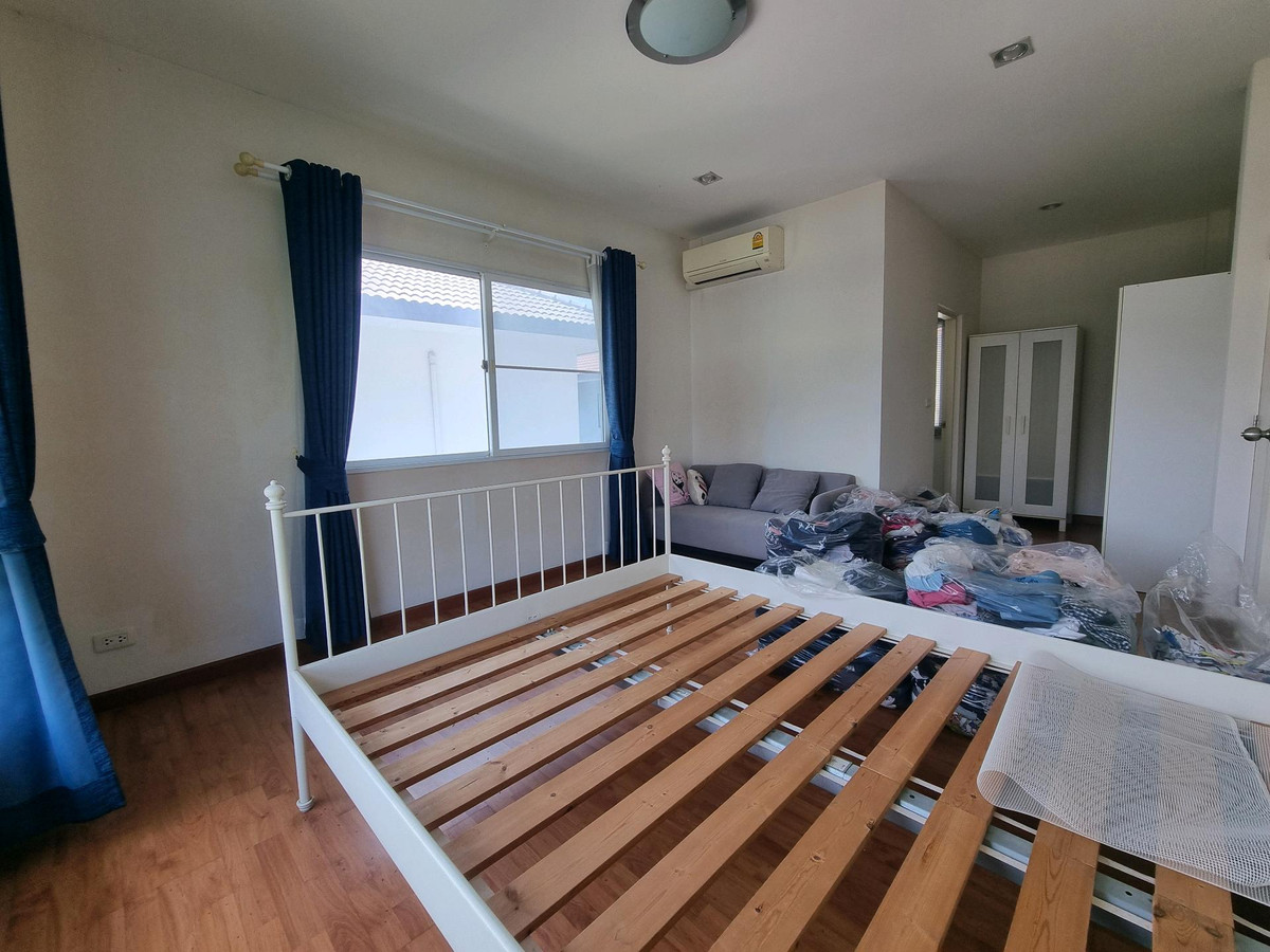 For RentHouseRama5, Ratchapruek, Bangkruai : Single house for rent, Casa Ville Ratchaphruek-Chaengwattana Village, 4 bedrooms, every room has its own bathroom. Good location opposite Robinson department store. Near Denla International Next to Ratchaphruek-Chaengwattana Road.