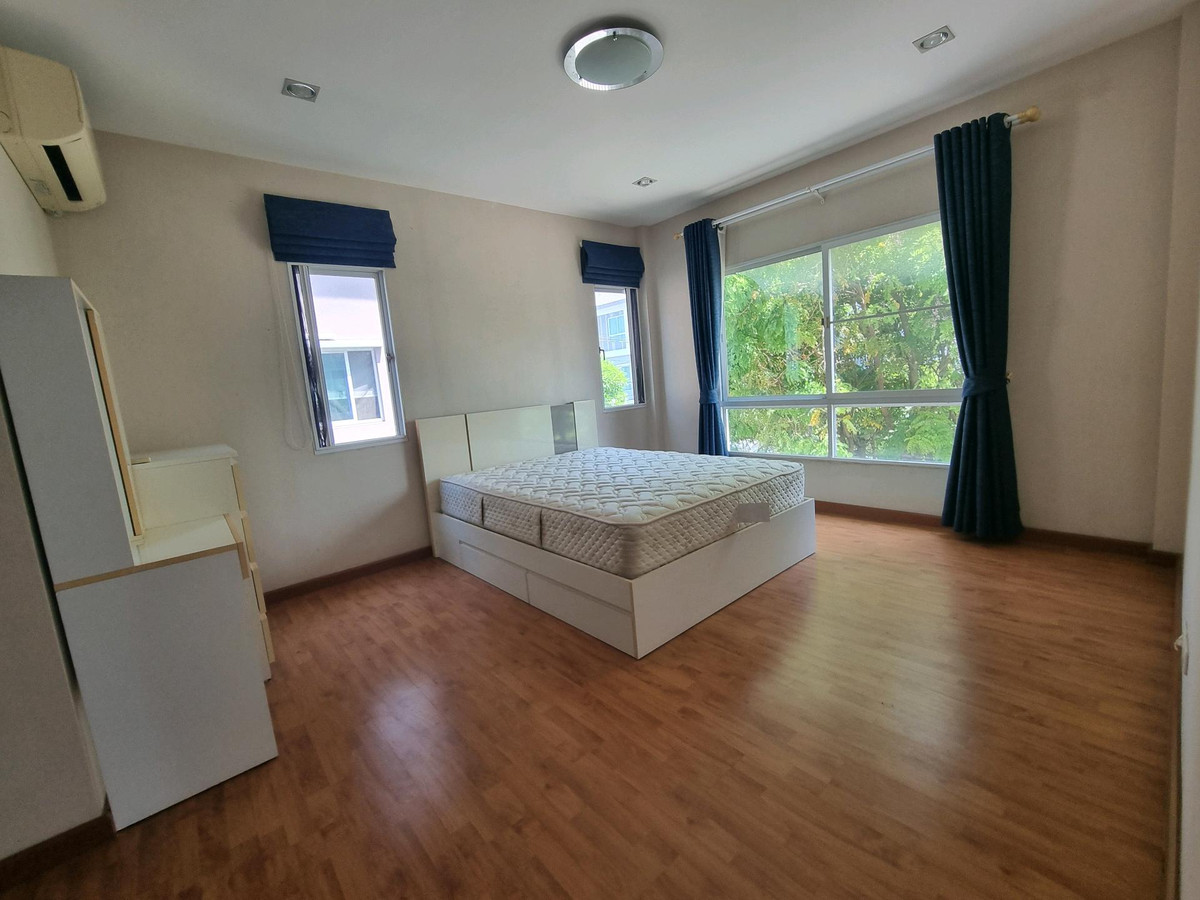 For RentHouseRama5, Ratchapruek, Bangkruai : Single house for rent, Casa Ville Ratchaphruek-Chaengwattana Village, 4 bedrooms, every room has its own bathroom. Good location opposite Robinson department store. Near Denla International Next to Ratchaphruek-Chaengwattana Road.