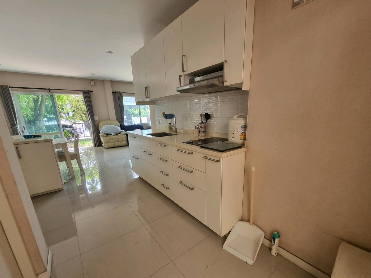 For RentHouseRama5, Ratchapruek, Bangkruai : Single house for rent, Casa Ville Ratchaphruek-Chaengwattana Village, 4 bedrooms, every room has its own bathroom. Good location opposite Robinson department store. Near Denla International Next to Ratchaphruek-Chaengwattana Road.