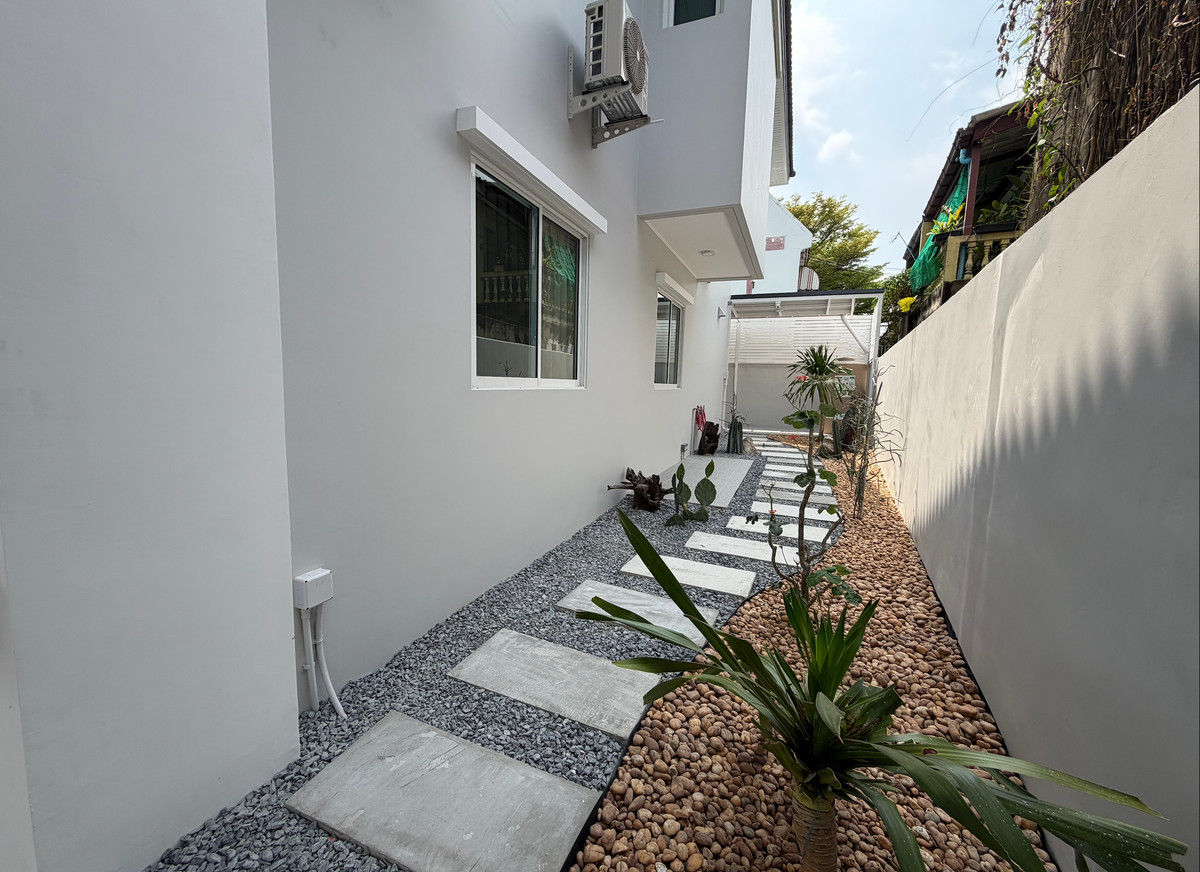 อ่อนนุช อุดมสุข : ขาย / ให้เช่า บ้านแฝดใหม่มือหนึ่ง ไม่มีเฟอร์นิเจอร์ อ่อนนุช 40