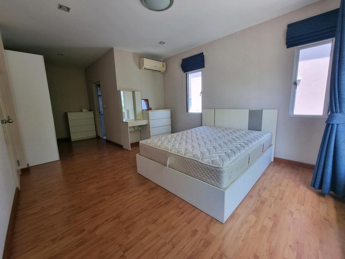 For RentHouseRama5, Ratchapruek, Bangkruai : Single house for rent, Casa Ville Ratchaphruek-Chaengwattana Village, 4 bedrooms, every room has its own bathroom. Good location opposite Robinson department store. Near Denla International Next to Ratchaphruek-Chaengwattana Road.