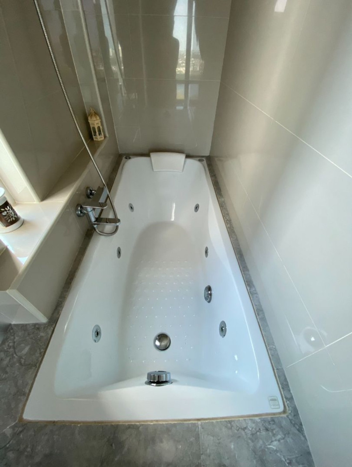 ให้เช่าคอนโดแจ้งวัฒนะ เมืองทอง : ปล่อยเช่า The Lake Condominium   วิวทะเลสาบสุดอลังการสวยที่สุดในโครงการ