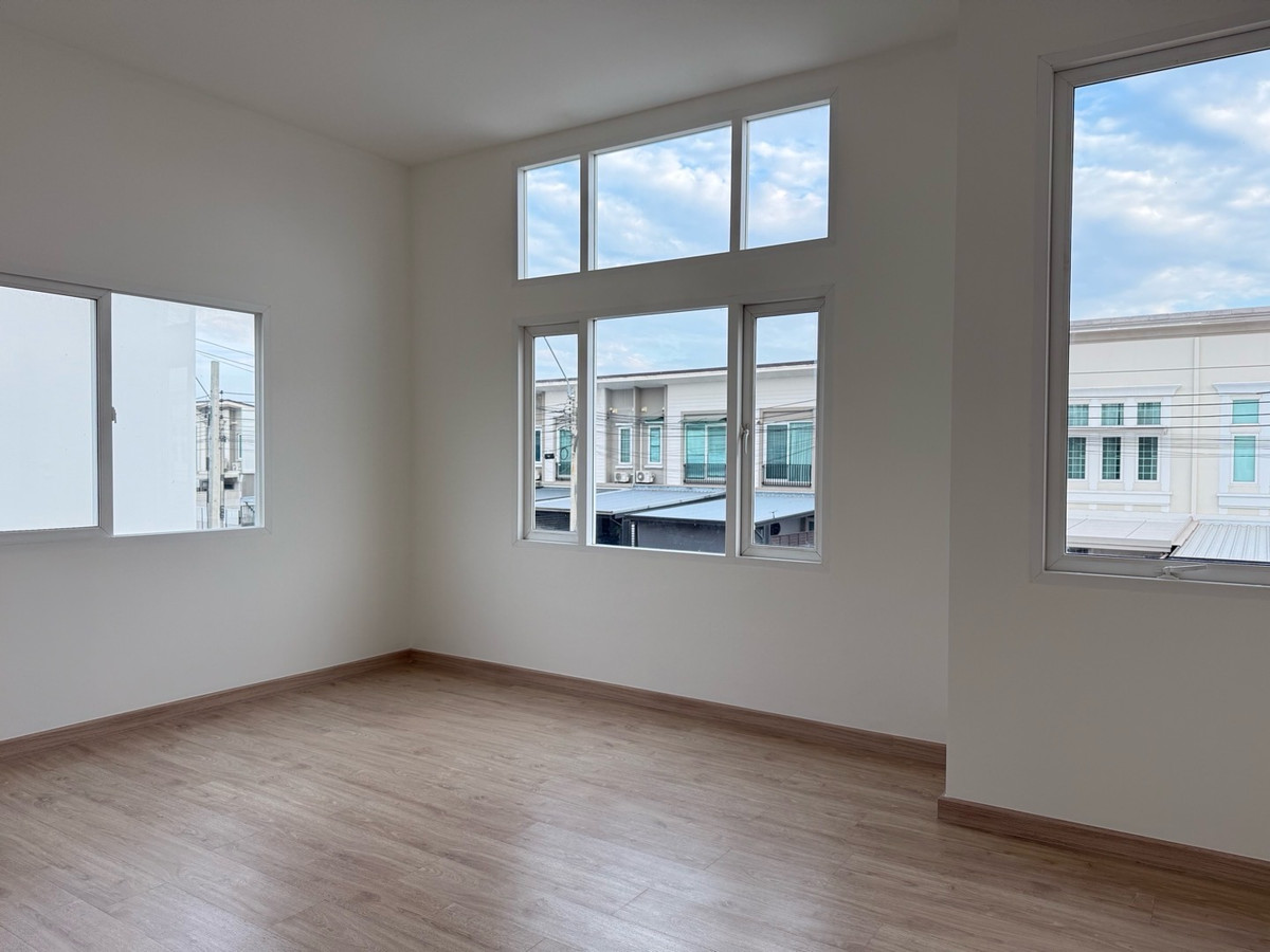 ขายทาวน์โฮมมีนบุรี-ร่มเกล้า : ทาวน์โฮมใหม่ 2 ชั้น แปลงมุมที่ดินใหญ่ โครงการ Casa City รามคำแหง-มิสทีน 
ทำเลดี 5 นาที ถึง MRT สายสีส้ม 