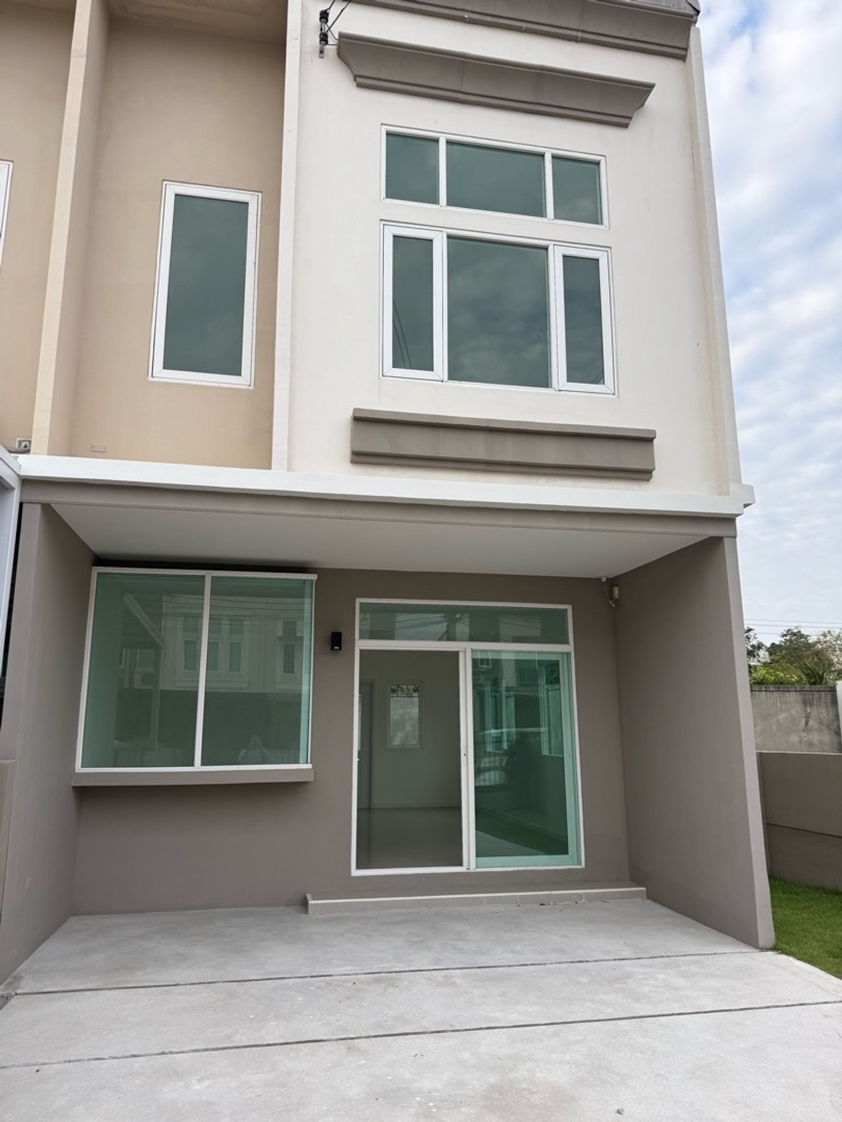 ขายทาวน์โฮมมีนบุรี-ร่มเกล้า : ทาวน์โฮมใหม่ 2 ชั้น แปลงมุมที่ดินใหญ่ โครงการ Casa City รามคำแหง-มิสทีน 
ทำเลดี 5 นาที ถึง MRT สายสีส้ม 