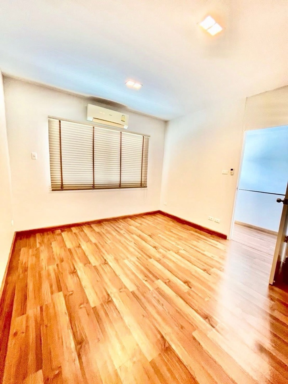 TownhomeSamut Prakan,Samrong : Townhome office for rent with equipment (can be registered)