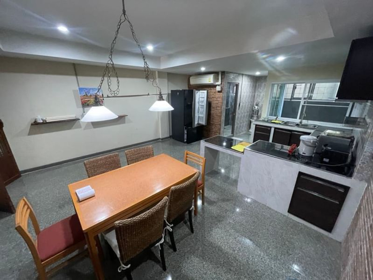 ขายทาวน์โฮมวงเวียนใหญ่ เจริญนคร : ทาวน์โฮม 4 ชั้น ขนาด 29 ตารางวา ซ.เจริญนคร 16 (ติดเสนาเฟสท์) 5 ห้องนอน แขวงคลองต้นไทร เขตคลองสาน กรุงเทพมหานคร