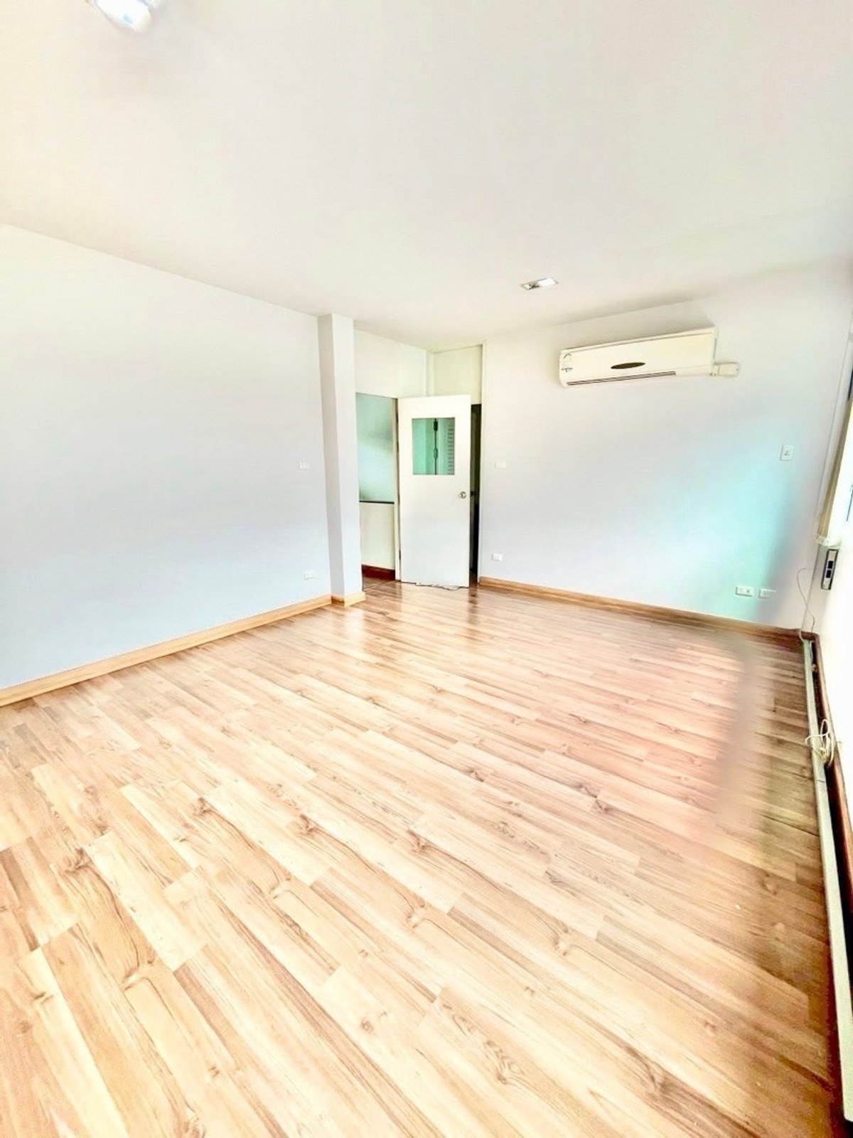 TownhomeSamut Prakan,Samrong : Townhome office for rent with equipment (can be registered)