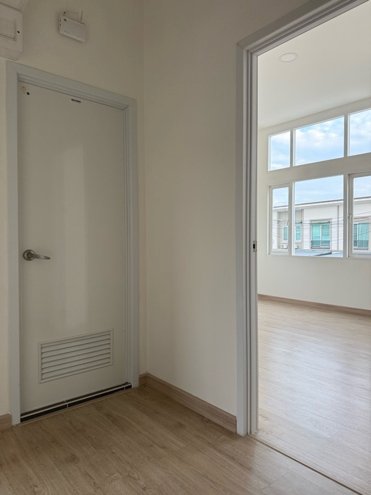 ขายทาวน์โฮมมีนบุรี-ร่มเกล้า : ทาวน์โฮมใหม่ 2 ชั้น แปลงมุมที่ดินใหญ่ โครงการ Casa City รามคำแหง-มิสทีน 
ทำเลดี 5 นาที ถึง MRT สายสีส้ม 