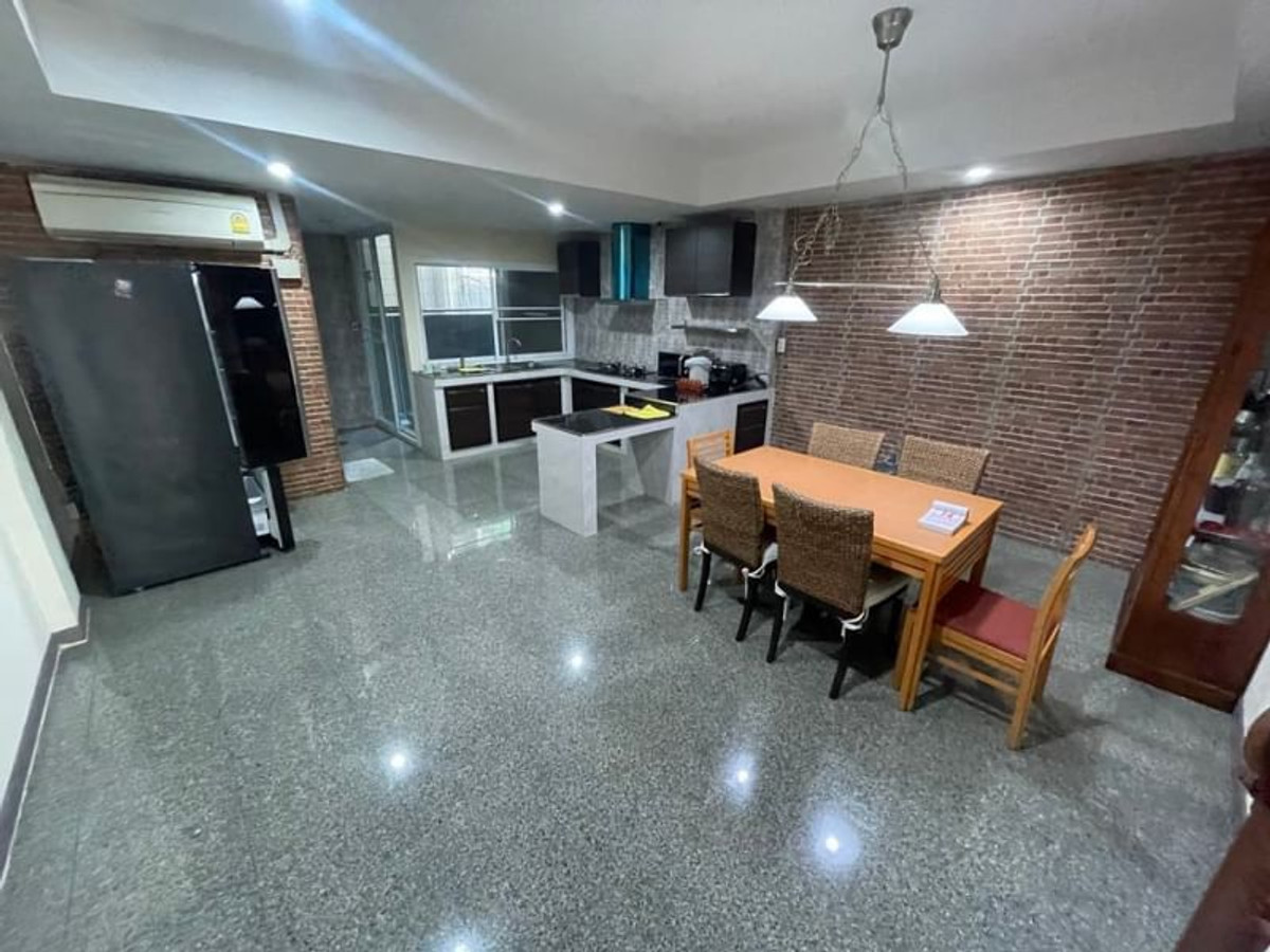 ขายทาวน์โฮมวงเวียนใหญ่ เจริญนคร : ทาวน์โฮม 4 ชั้น ขนาด 29 ตารางวา ซ.เจริญนคร 16 (ติดเสนาเฟสท์) 5 ห้องนอน แขวงคลองต้นไทร เขตคลองสาน กรุงเทพมหานคร