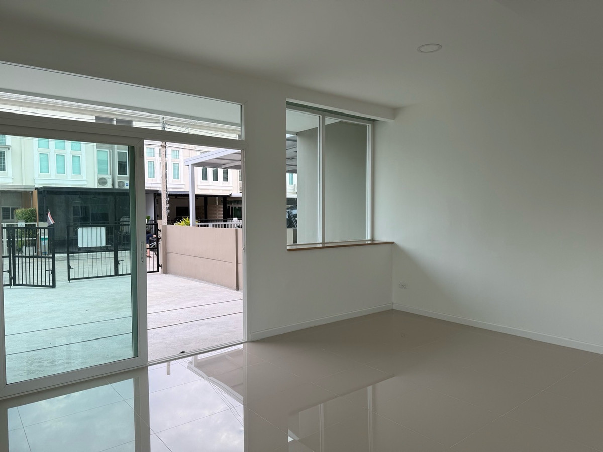 ขายทาวน์โฮมมีนบุรี-ร่มเกล้า : ทาวน์โฮมใหม่ 2 ชั้น แปลงมุมที่ดินใหญ่ โครงการ Casa City รามคำแหง-มิสทีน 
ทำเลดี 5 นาที ถึง MRT สายสีส้ม 