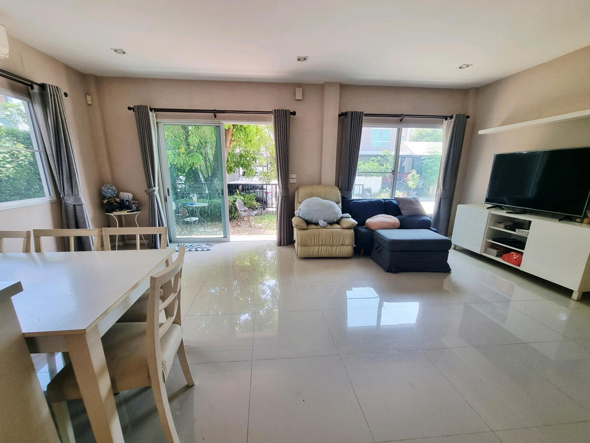 For RentHouseRama5, Ratchapruek, Bangkruai : Single house for rent, Casa Ville Ratchaphruek-Chaengwattana Village, 4 bedrooms, every room has its own bathroom. Good location opposite Robinson department store. Near Denla International Next to Ratchaphruek-Chaengwattana Road.