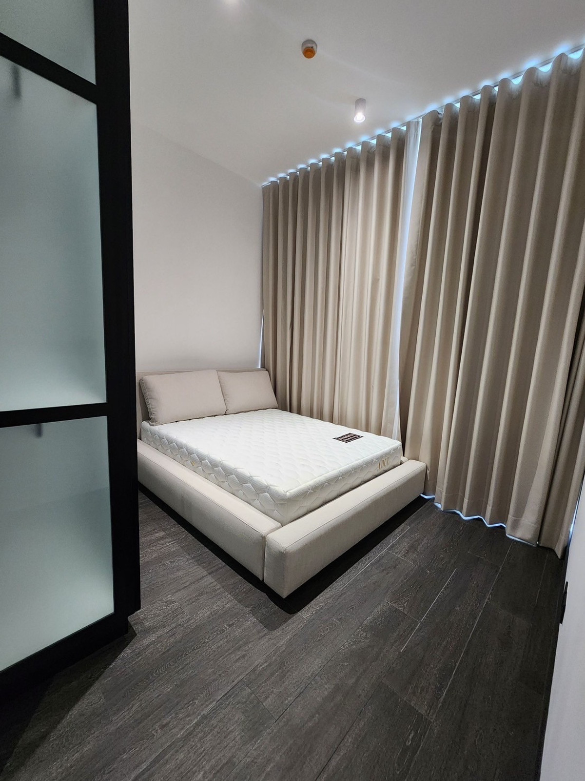 คอนโดสาทร นราธิวาส : Tait 12: 2bed 2.5bath 104.98 sqm. 32,500,000 Am: 0656199198 High floor Corner unit nice open view