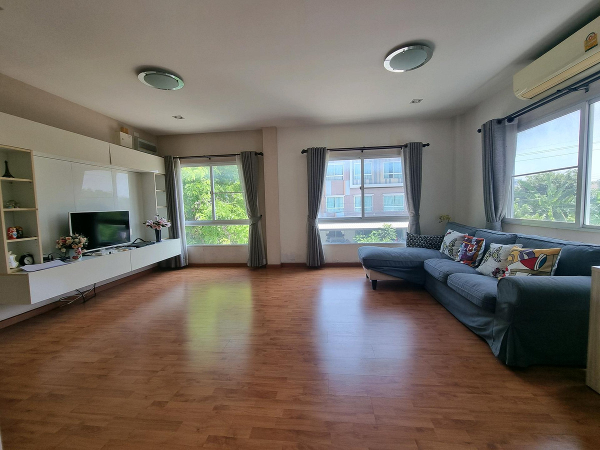 For RentHouseRama5, Ratchapruek, Bangkruai : Single house for rent, Casa Ville Ratchaphruek-Chaengwattana Village, 4 bedrooms, every room has its own bathroom. Good location opposite Robinson department store. Near Denla International Next to Ratchaphruek-Chaengwattana Road.