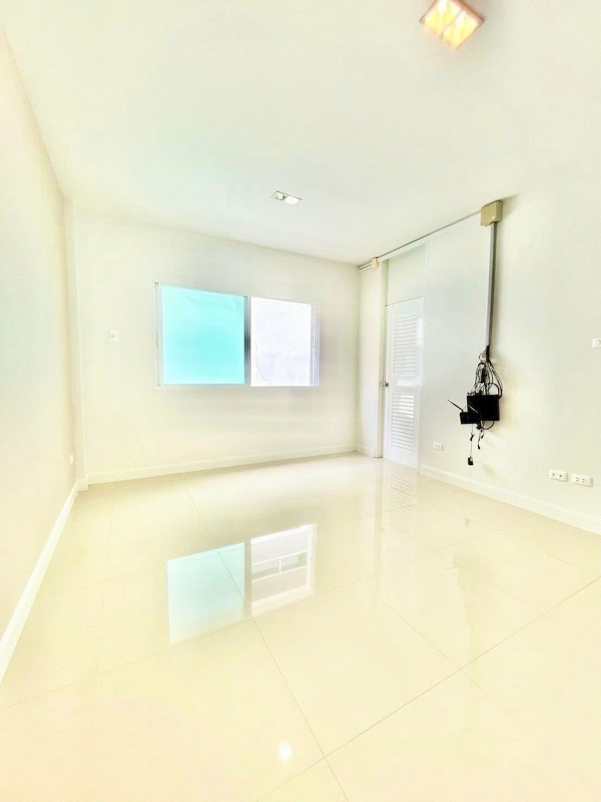 TownhomeSamut Prakan,Samrong : Townhome office for rent with equipment (can be registered)