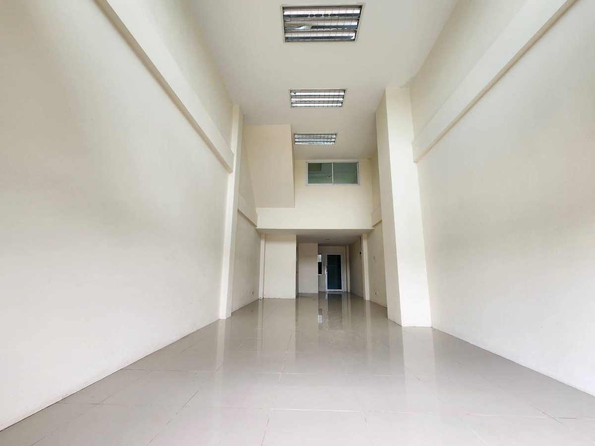 ขายอาคารพาณิชย์นครปฐม : ขายด่วน! ถูกสุดในโครงการ อาคารพาณิชย์ 3.5 ชั้น ทำเลค้าขาย ติด ถ.บรมราชชนนี พร้อมเริ่มธุรกิจได้ทันที!