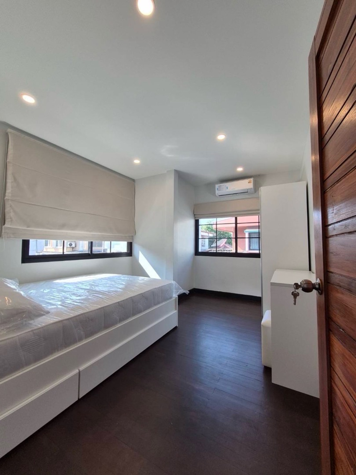 For RentHouseSamut Prakan,Samrong : Single house for rent, 3 bedrooms, 4 bathrooms, newly renovated 
 Area size: 384 sq m.: 96 sq m, 60,000 baht.