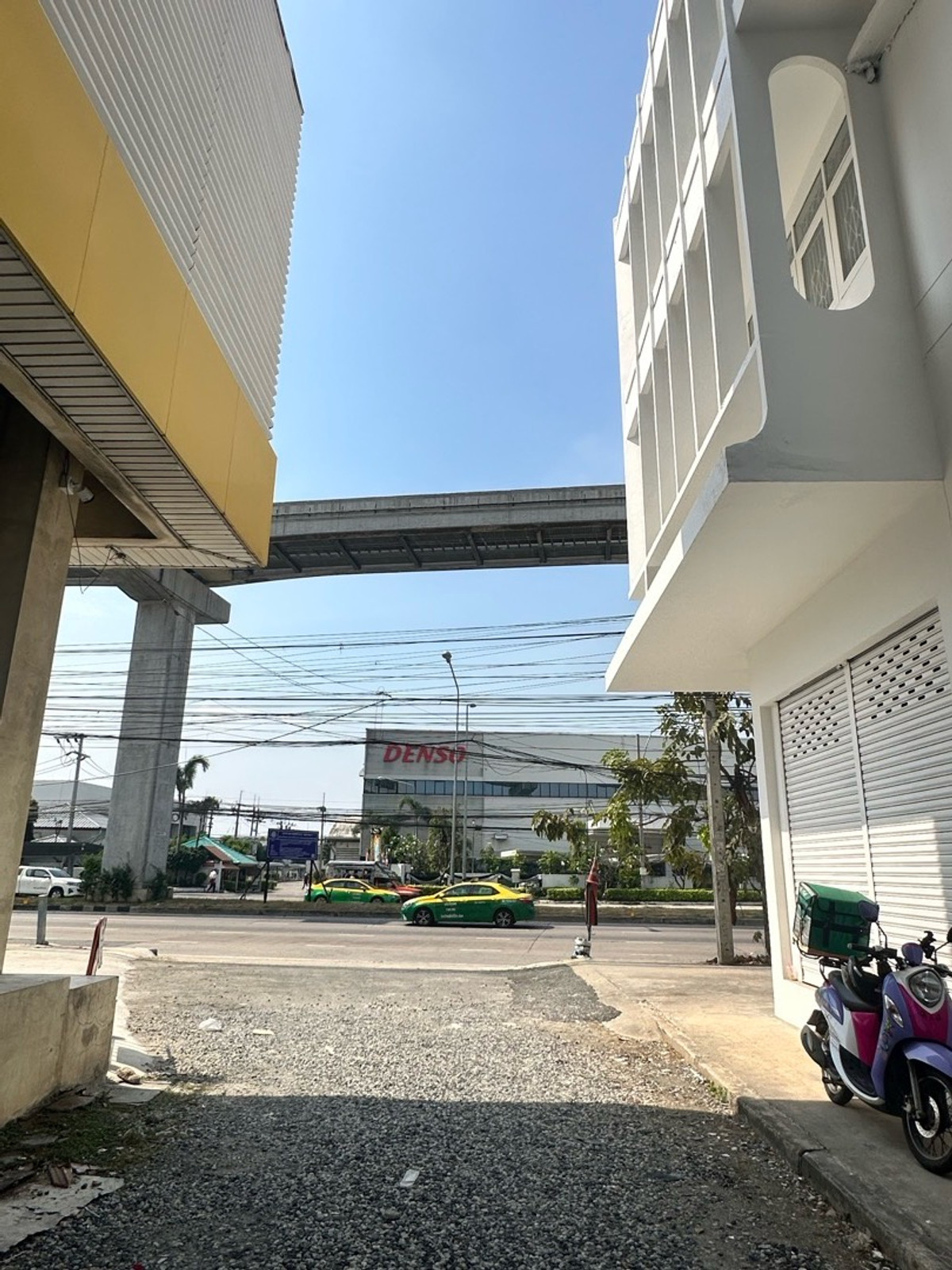 For RentOfficeSamut Prakan,Samrong : Building for rent for doing business in a potential location next to a 6-lane road, Theparak Road, Mueang District, Samut Prakan, and has a special lane in front of the building. Close to Samrong intersection