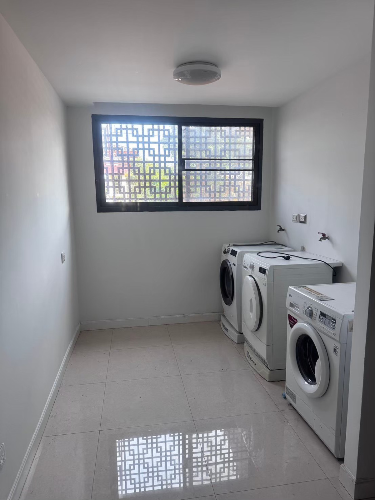 For SaleShop HousePhutthamonthon, Salaya : Commercial building for sale, Chinatown Salaya, near Central, Borommaratchachonnani Rd., decorated, ready to move in and operate.