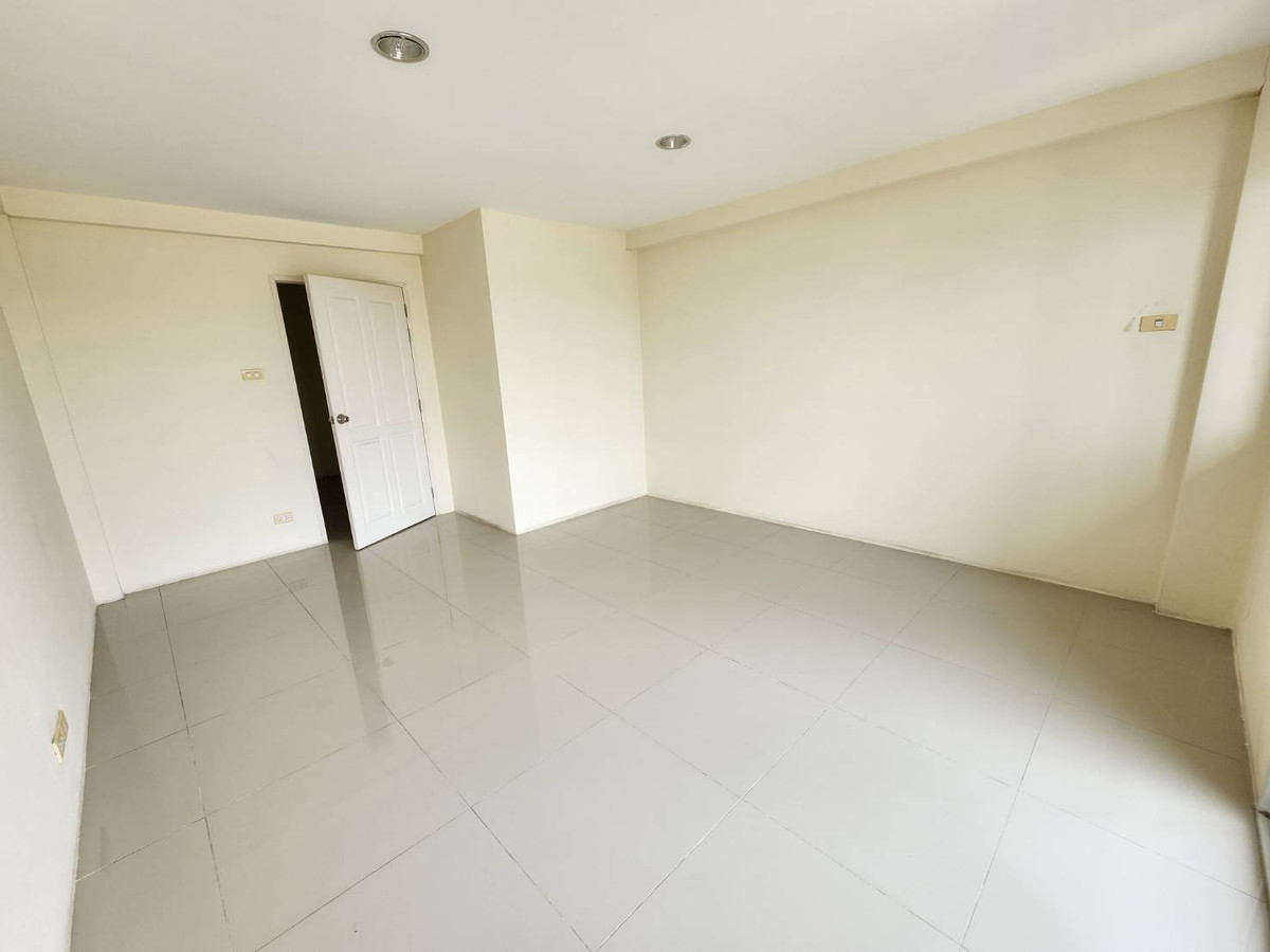 ขายอาคารพาณิชย์นครปฐม : ขายด่วน! ถูกสุดในโครงการ อาคารพาณิชย์ 3.5 ชั้น ทำเลค้าขาย ติด ถ.บรมราชชนนี พร้อมเริ่มธุรกิจได้ทันที!