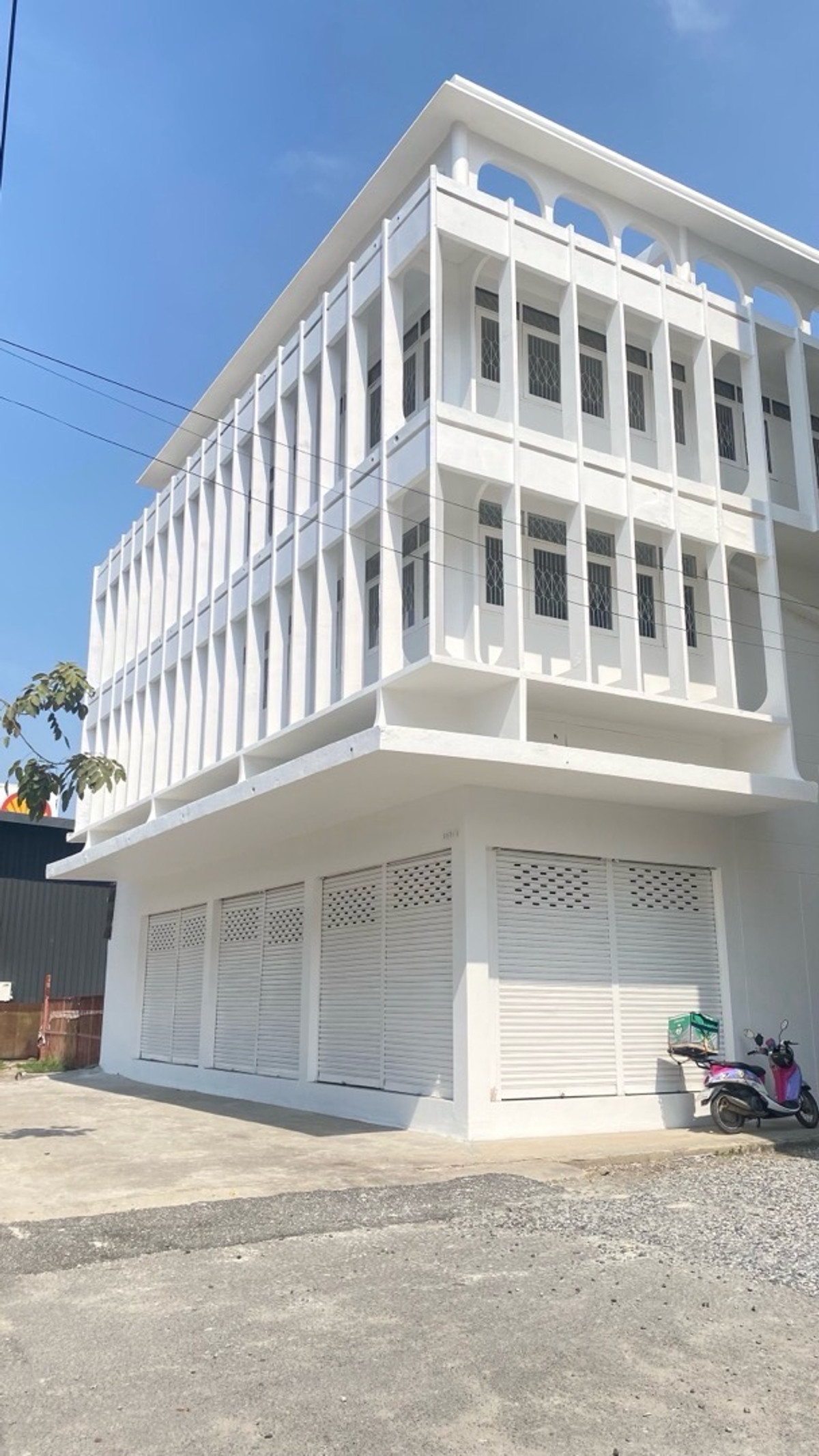 For RentOfficeSamut Prakan,Samrong : Building for rent for doing business in a potential location next to a 6-lane road, Theparak Road, Mueang District, Samut Prakan, and has a special lane in front of the building. Close to Samrong intersection