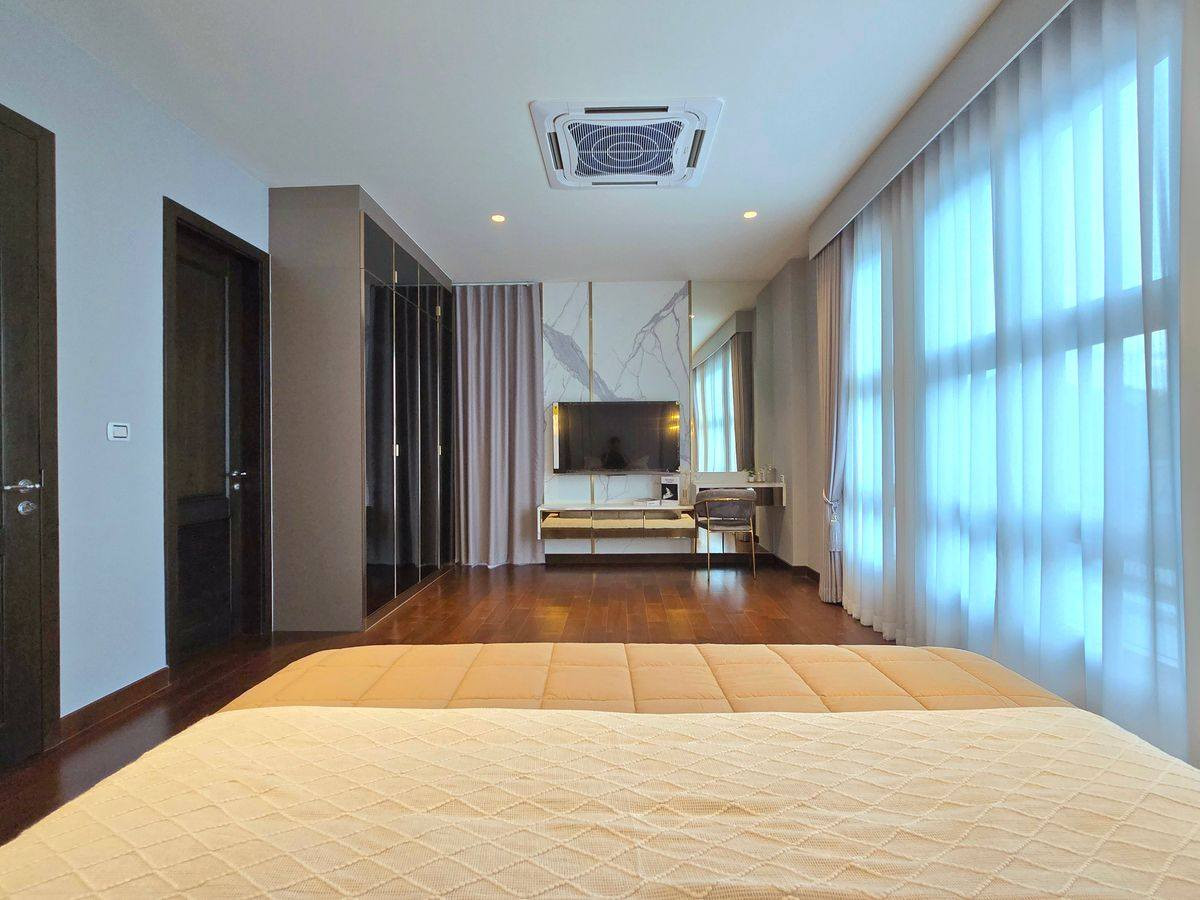 บ้านลาดกระบัง สุวรรณภูมิ : บ้านเดี่ยวแถวลาดกระบังให้เช่า : โครงการ หมู่บ้าน เพอร์เฟค มาสเตอร์พีช 4 สุขุมวิท 77 , มี 4 ห้องนอน 5 ห้องน้ำ พร้อมห้องแม่บ้าน และ ครัวไทย ใกล้สนามบินสุวรรณภูมิ