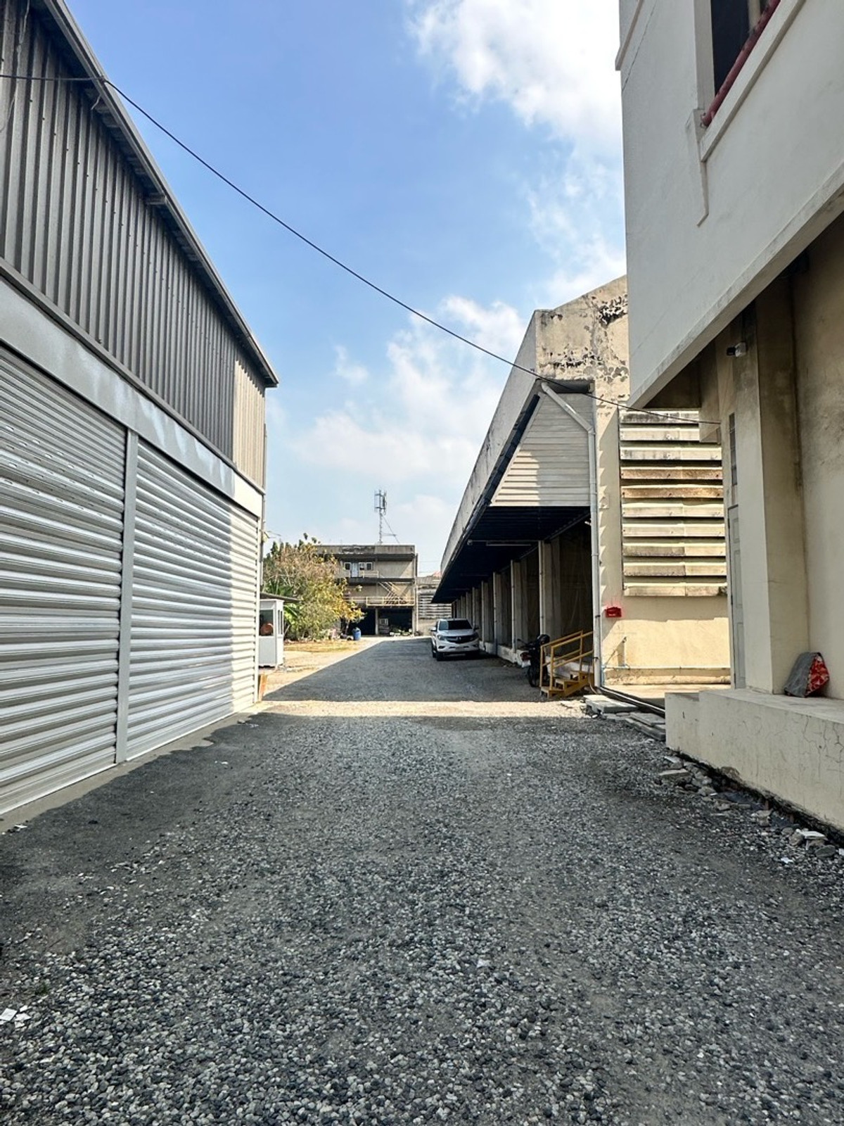 For RentOfficeSamut Prakan,Samrong : Building for rent for doing business in a potential location next to a 6-lane road, Theparak Road, Mueang District, Samut Prakan, and has a special lane in front of the building. Close to Samrong intersection