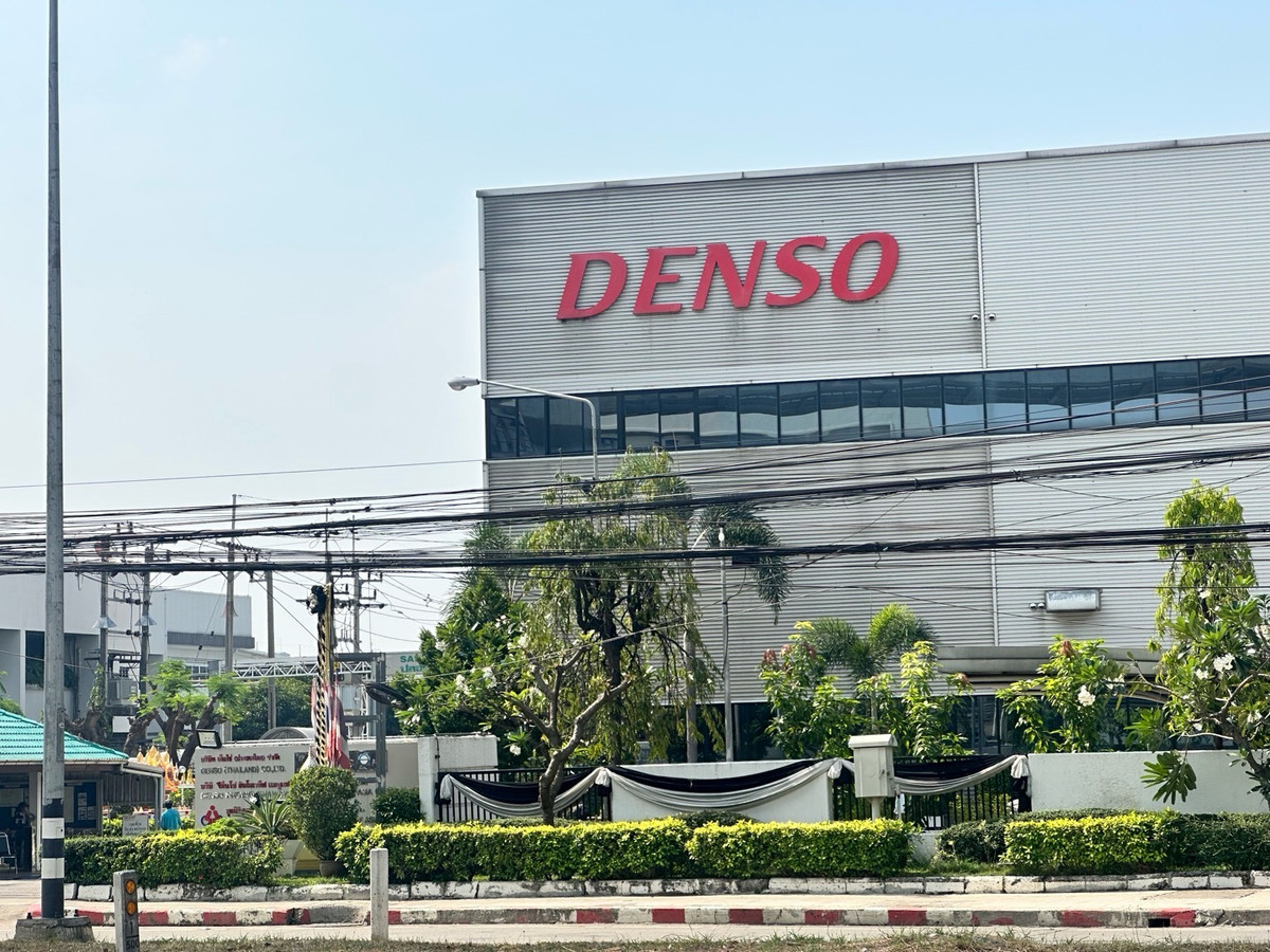 For RentOfficeSamut Prakan,Samrong : Building for rent for doing business in a potential location next to a 6-lane road, Theparak Road, Mueang District, Samut Prakan, and has a special lane in front of the building. Close to Samrong intersection