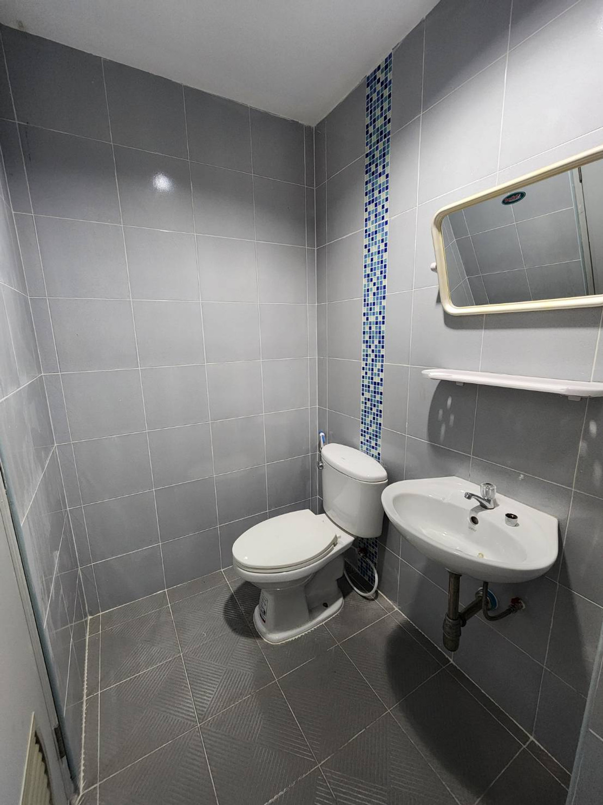 ขายอาคารพาณิชย์นครปฐม : ขายด่วน! ถูกสุดในโครงการ อาคารพาณิชย์ 3.5 ชั้น ทำเลค้าขาย ติด ถ.บรมราชชนนี พร้อมเริ่มธุรกิจได้ทันที!