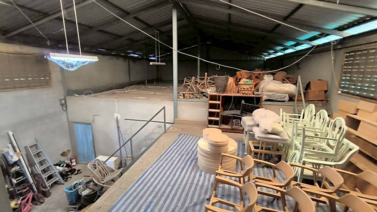 For SaleWarehouseBangna, Bearing, Lasalle : Land for sale with warehouse, Sukhumvit Road, Bangna, Bangkok, Soi Lasan 52, Soi Bearing 39, Soi Sri Dan 21, near MRT Sri Lasalle, only 2 kilometers, near Srinakarin Road. Near Sukhumvit Road Near Bangna-Trad Expressway