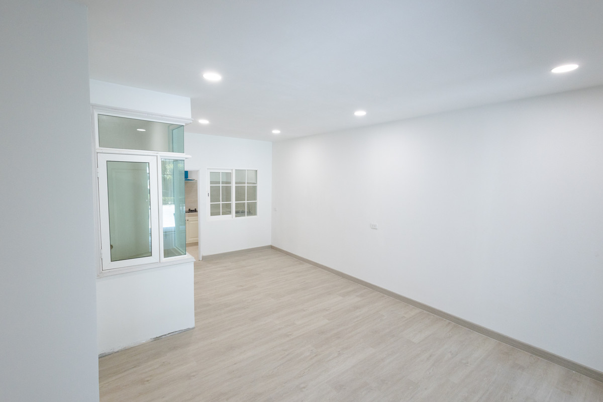 ขายทาวน์โฮมลาดกระบัง สุวรรณภูมิ : 🏡 ทาวน์โฮมหลังมุม ทำเลดีในโครงการ Golden Town3 บางนา–สวนหลวง