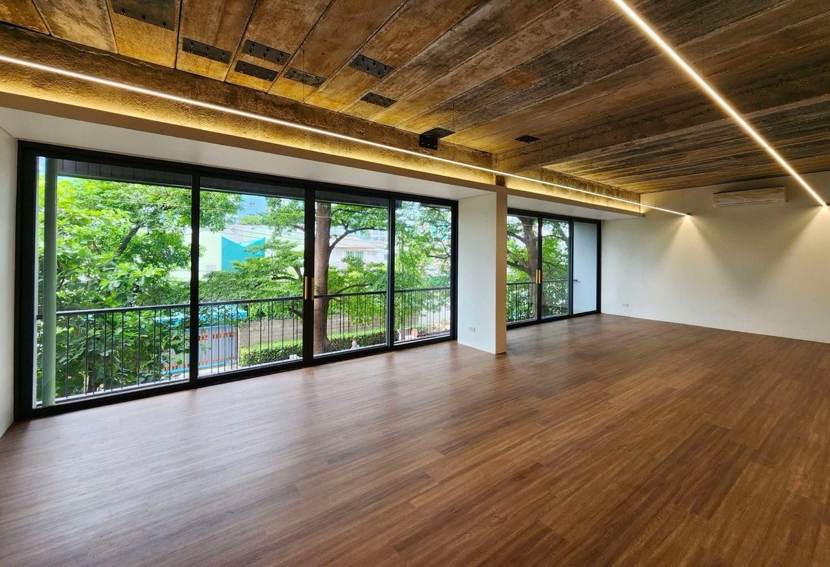 ให้เช่าโฮมออฟฟิศรัชดา ห้วยขวาง : Homeoffice รัชดา 32/ลาดพร้าว35
ปล่อย 2 ยูนิต

😀ยูนิตละ 300 ตร.ม. (ดูรายละเอียดพื้นที่ตามภาพแนบ)
🚗 จอดรถได้อย่างน้อย 4 คัน
⚡️ไฟฟ้า 3 เฟส
⚡️ มีระบบรองรับจุดชาร์จไฟ EV 2 จุด