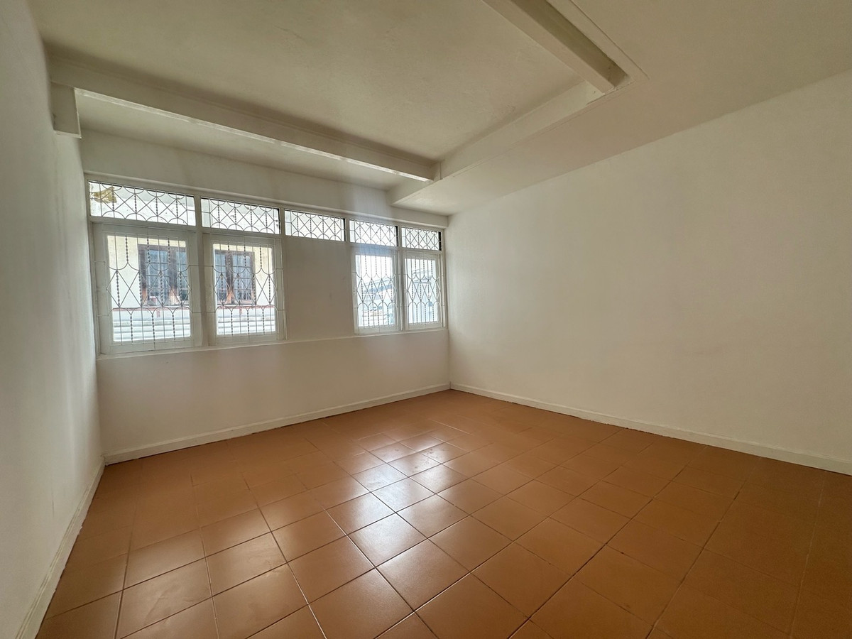 For RentOfficeSamut Prakan,Samrong : Building for rent for doing business in a potential location next to a 6-lane road, Theparak Road, Mueang District, Samut Prakan, and has a special lane in front of the building. Close to Samrong intersection