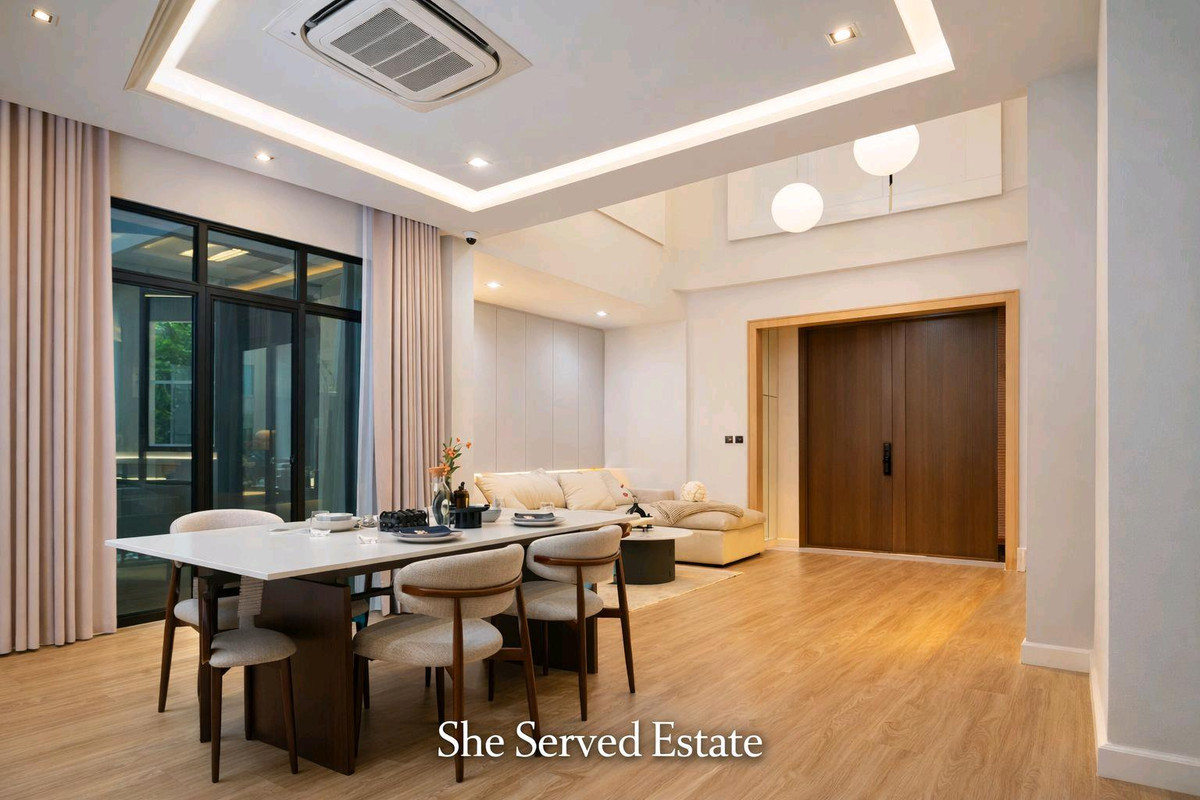 ให้เช่าบ้านอ่อนนุช อุดมสุข : For Rent / For Sale ◈ The Gentry Sukhumvit 101 ◈ • Land size: 56 sq.wah • Usable area: 390 sq.m.
• 2–3 Bedrooms • 4 Bathrooms • 1 Study room • 1 Pet room • 1 Open kitchen • 2 Living rooms • 1 Multi-purpose room (convertible to bedroom)