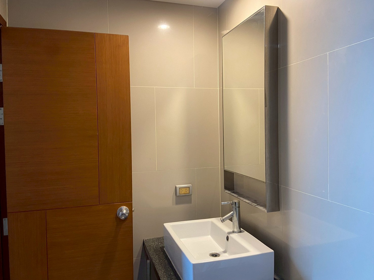 For RentCondoWongwianyai, Charoennakor : (For rent) Condo Villa Sathorn, Studio 42 Sq.m, GOOD PRICE! , high floor, beautiful view,openㅡ Next to 🚆BTS Krung Thonburi