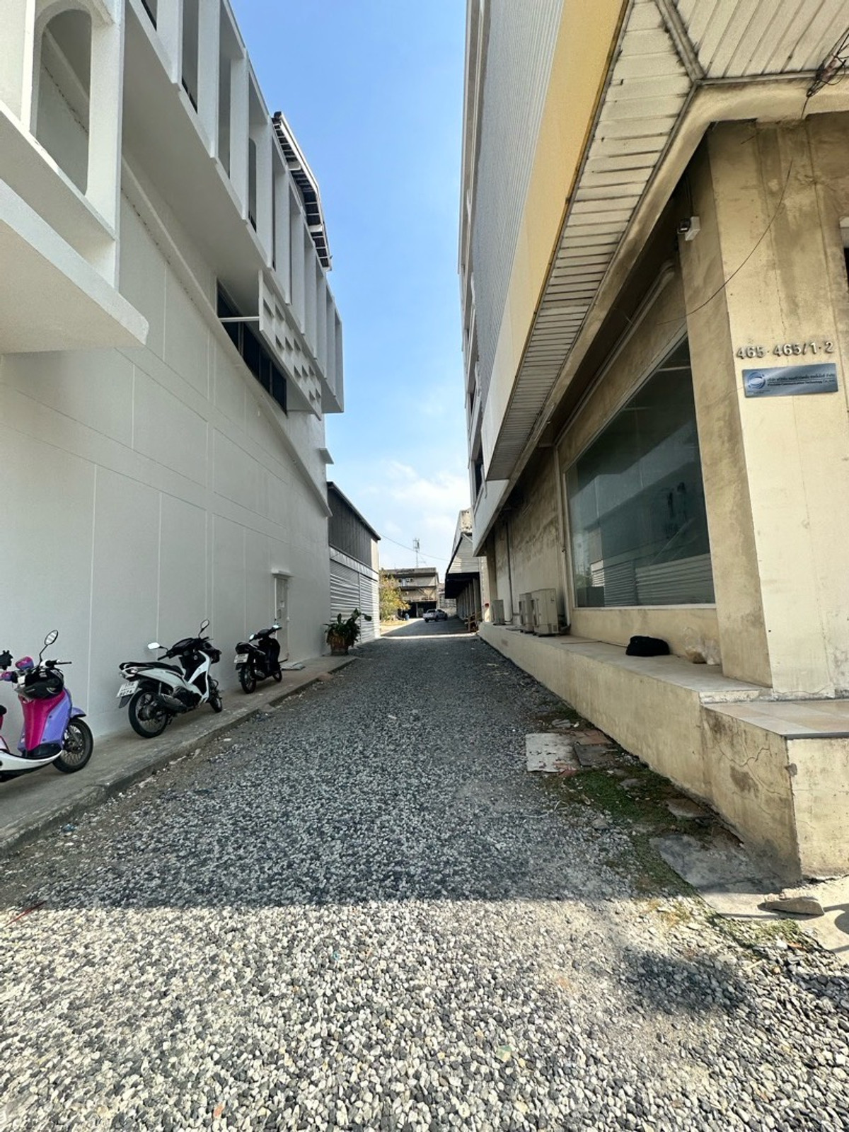 For RentOfficeSamut Prakan,Samrong : Building for rent for doing business in a potential location next to a 6-lane road, Theparak Road, Mueang District, Samut Prakan, and has a special lane in front of the building. Close to Samrong intersection