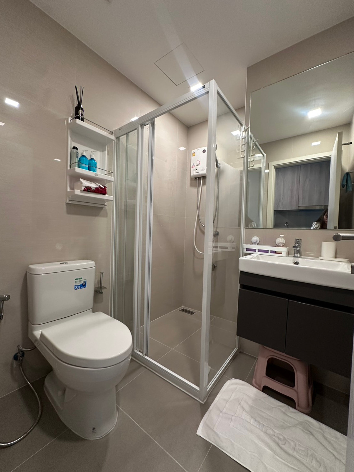 For RentCondoOnnut, Udomsuk : Suitable for those who want a new condo.  Never rented out, convenient travel, there is a shuttle and electric train.