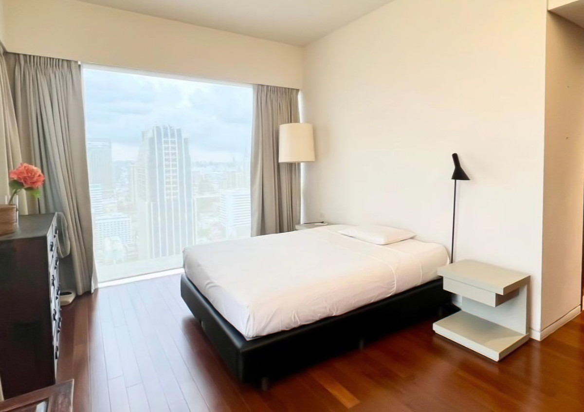 For RentCondoWitthayu, Chidlom, Langsuan, Ploenchit : For rent at Hansar Rajdamri 2-Bedroom ▪ High-floor with unblocked view of Polo track and Golf course, Contact 062-496-6454