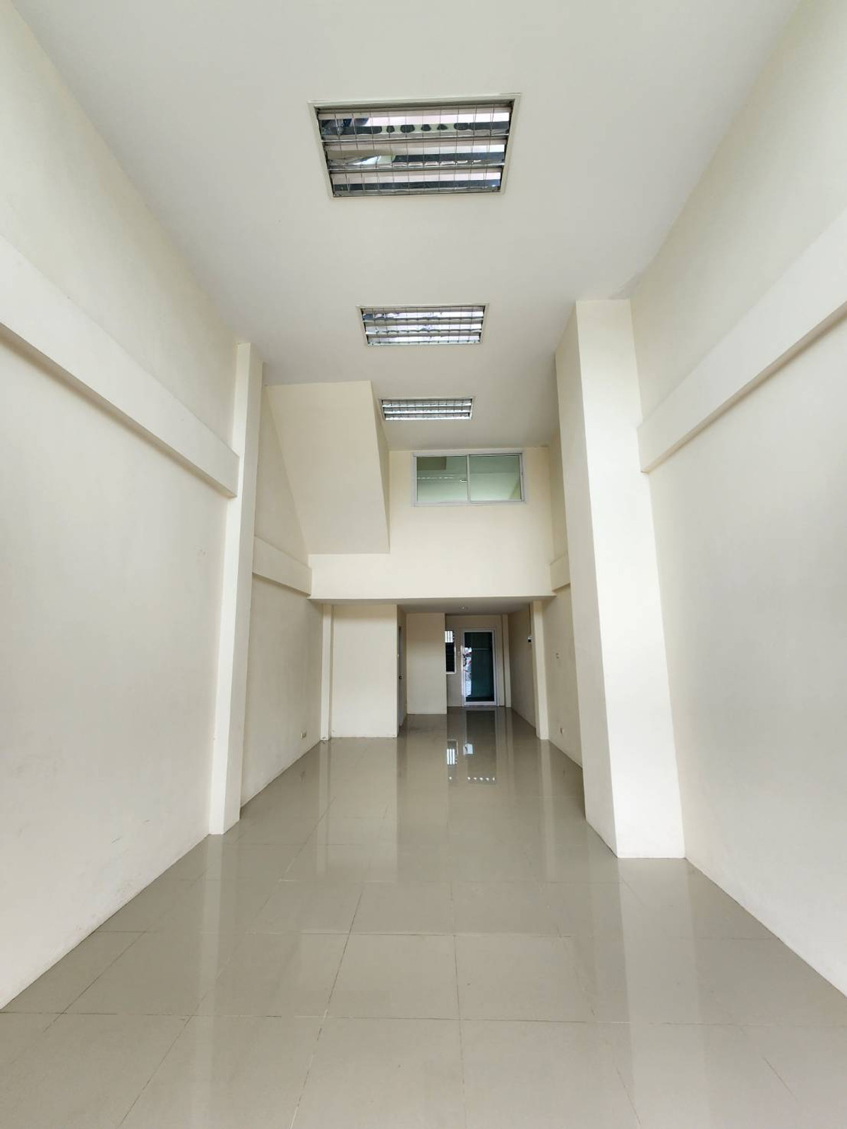 ขายอาคารพาณิชย์นครปฐม : ขายด่วน! ถูกสุดในโครงการ อาคารพาณิชย์ 3.5 ชั้น ทำเลค้าขาย ติด ถ.บรมราชชนนี พร้อมเริ่มธุรกิจได้ทันที!