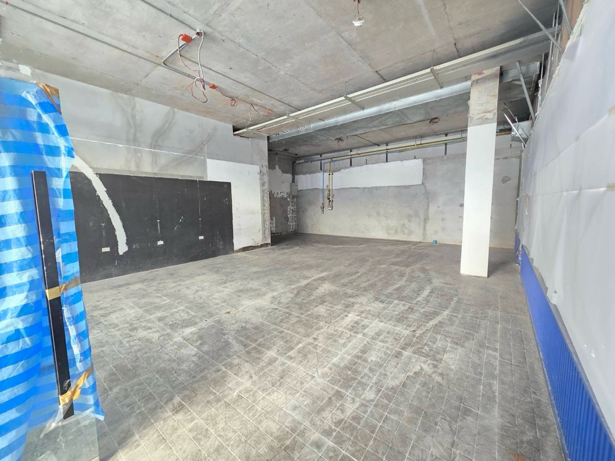 For RentRetail SpaceSukhumvit, Asoke, Thonglor : For rent, area 88.89 sq m, doing business @ Asoke Sukhumvit 21, near GMM Grammy, SWU and office and MRT Sukhumvit.