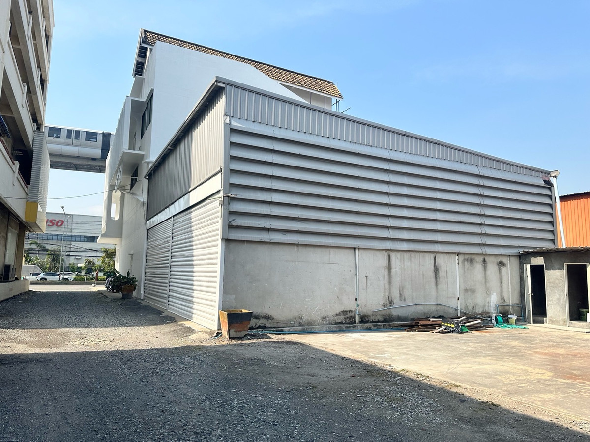 For RentOfficeSamut Prakan,Samrong : Building for rent for doing business in a potential location next to a 6-lane road, Theparak Road, Mueang District, Samut Prakan, and has a special lane in front of the building. Close to Samrong intersection