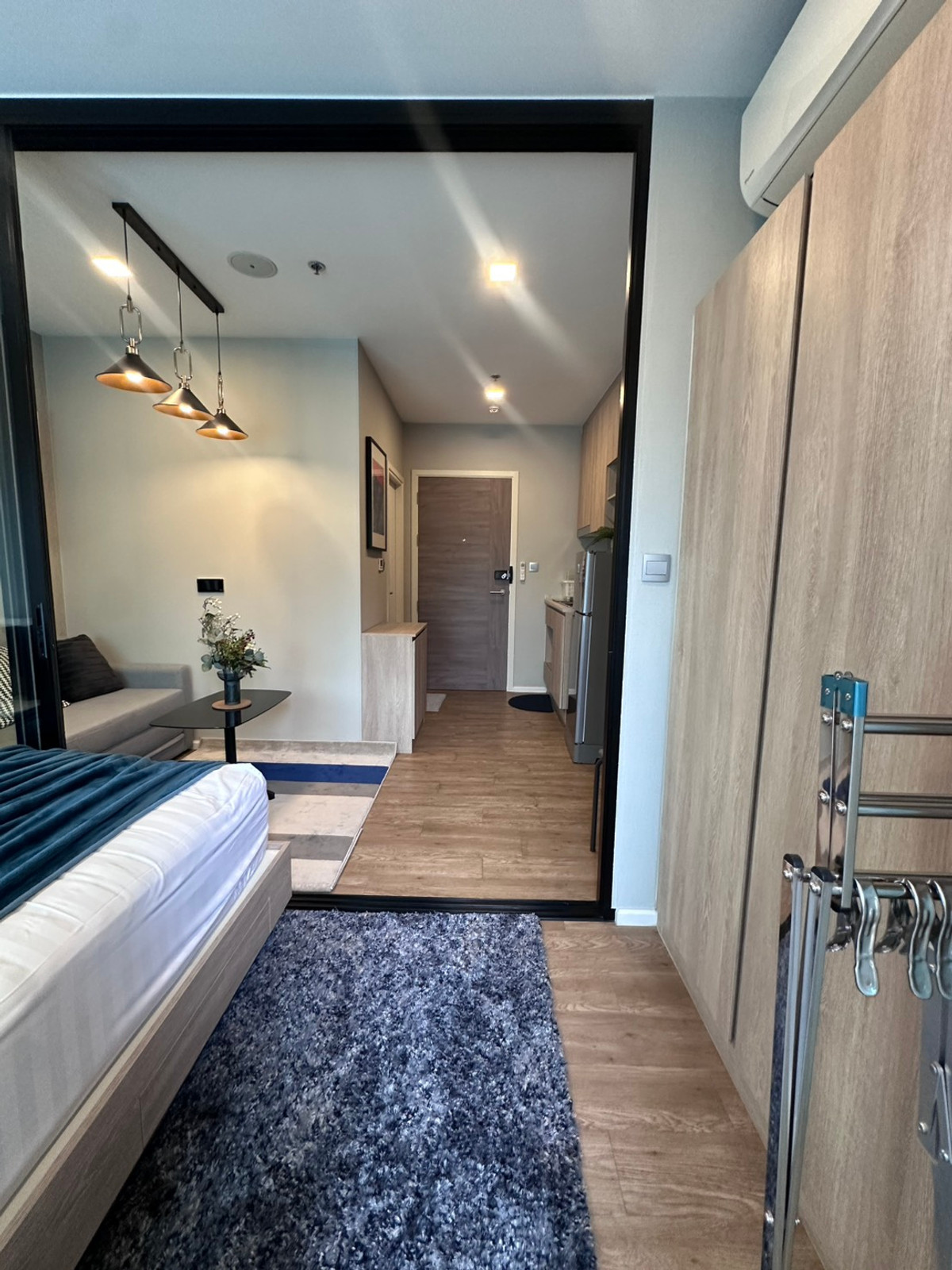 For RentCondoOnnut, Udomsuk : Suitable for those who want a new condo.  Never rented out, convenient travel, there is a shuttle and electric train.