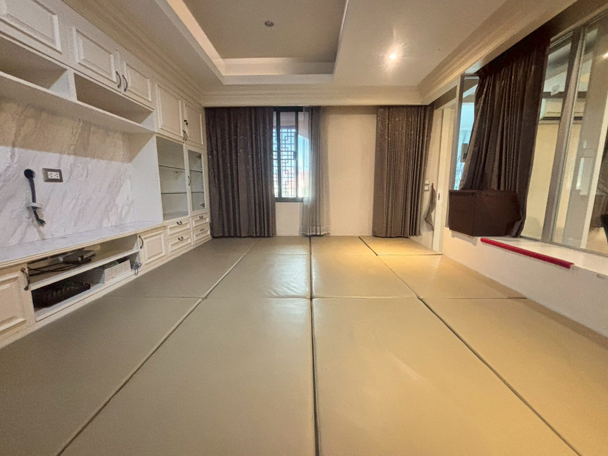 For SaleShop HousePhutthamonthon, Salaya : Commercial building for sale, Chinatown Salaya, near Central, Borommaratchachonnani Rd., decorated, ready to move in and operate.