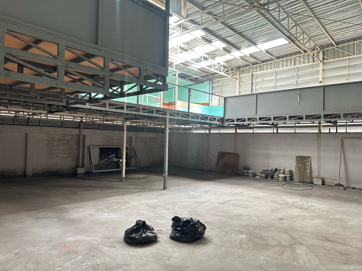 For RentOfficeSamut Prakan,Samrong : Building for rent for doing business in a potential location next to a 6-lane road, Theparak Road, Mueang District, Samut Prakan, and has a special lane in front of the building. Close to Samrong intersection